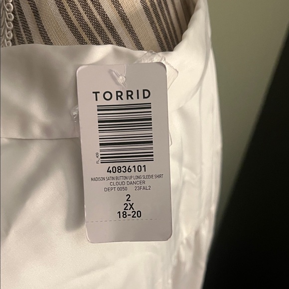 NWT. Torrid, size 2X, White Button Down Shirt - Picture 5 of 11